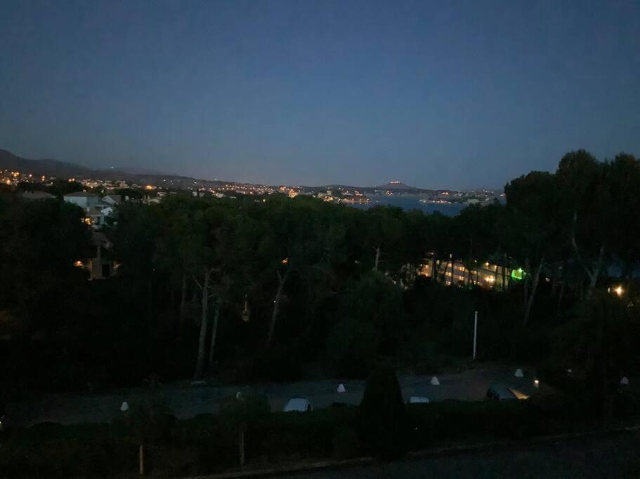 Athena Ohana, Les Pieds Dans L'Eau Bandol Luaran gambar