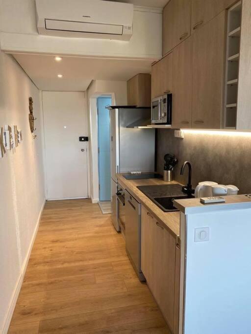 Athena Ohana, Les Pieds Dans L'Eau Bandol Luaran gambar