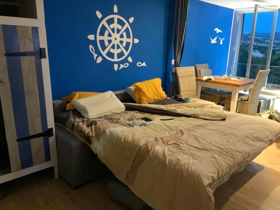 Athena Ohana, Les Pieds Dans L'Eau Bandol Luaran gambar